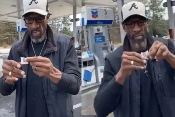 சர்க்கரை பொட்டலத்தை வைத்து என்ன செய்கிறார்? 5 மில்லியன் பேர் அவதானித்தும் புரியாத புதிர்