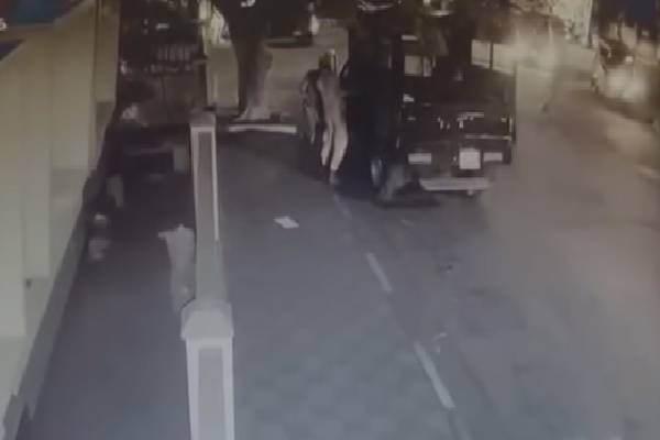 ஜிந்துபிட்டி துப்பாக்கிச் சூடு விவகாரம் ; வேடிக்கை பார்த்த பொலிஸார்! வெளியான சிசிடிவி காட்சி | Policemen Watched Shooting Jindupiti Shocking Cctv