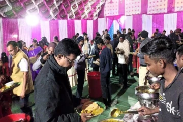 திருமண நிகழ்ச்சியில் திடீரென மயங்கி விழுந்த மக்களால் பரபரப்பு!