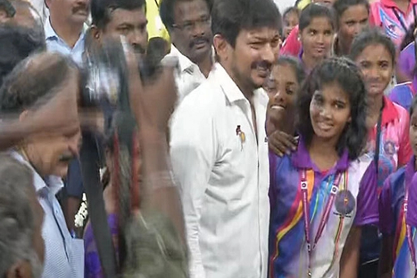 பி.டி.பீரியடிலும் கிளாஸ் எடுக்குறாங்க : அமைச்சர் உதயநிதியிடம் கோரிக்கை வைத்த மாணவிகள் | Student Request To Minister Udhayanidh