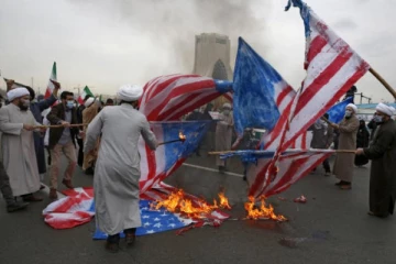 அமெரிக்க கொடிகளை எரித்த ஈரான் மக்கள்