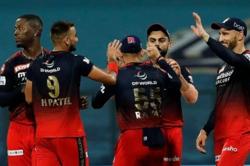 ஆரம்பிக்கவேயில்ல அதுக்கு முன்னாடியேவா.. ஆர்சிபிக்கு அடிக்கு மேல் அடி!