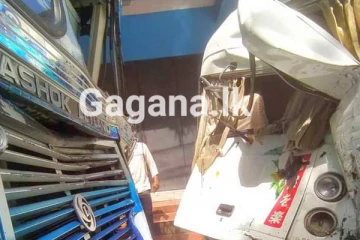 20 දෙනෙකු රෝහල්ගත කළ බිහිසුණු බස් අනතුර - ඡායාරූප සහිතයි..(PHOTOS)