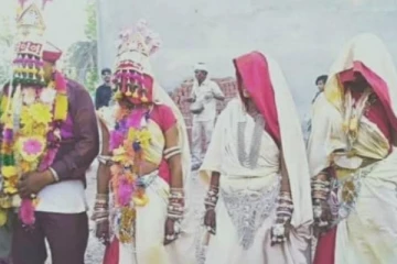 ஒரே மேடையில் மூன்று பெண்களை மணந்த 42 வயதான நபர்! பங்கேற்ற 6 குழந்தைகள்.. புகைப்படங்கள்