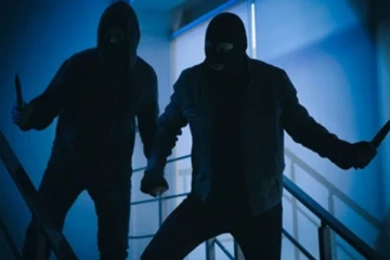 தமிழர் பகுதியில் கையும் களவுமாக அகப்பட்ட திருட்டு குடும்பம்