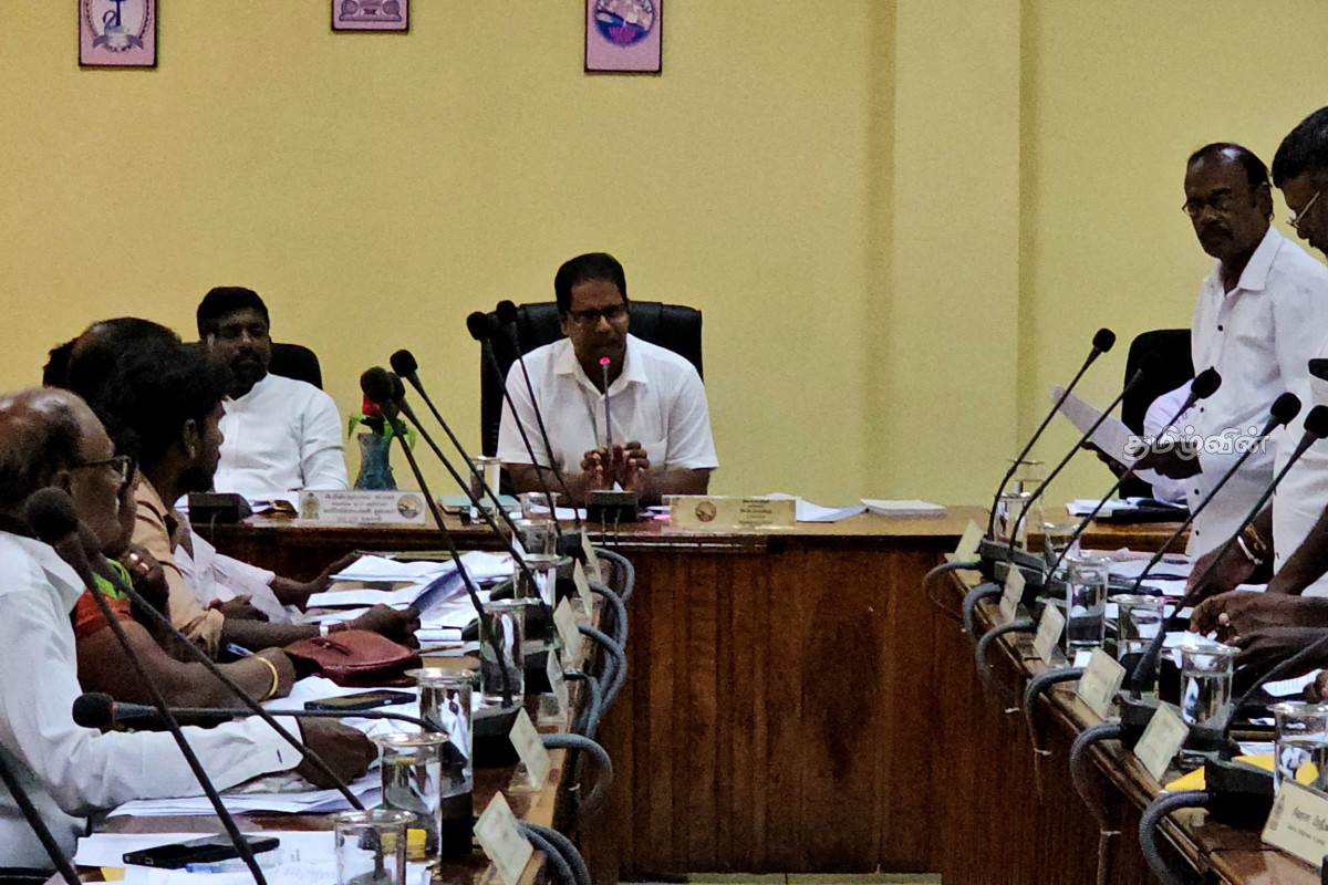 வீதிகளில் உள்ள கழிவுகளை மக்கள் அகற்ற முடியாது! மானிப்பாய் தவிசாளர் பதிலடி | Speaker Concerned About Garbage On The Streets