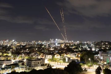 இஸ்ரேலின் பதிலடிக்கு காத்திருக்கும் உலகம்... மத்திய கிழக்கில் இறுகும் போர் நெருக்கடி