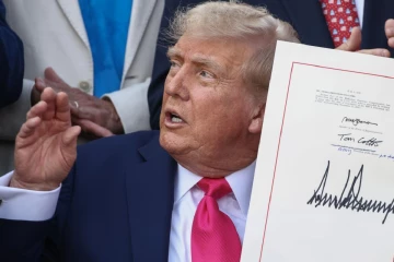 ට්‍රම්ප්ගෙන් අලුත් වැඩක් - මුදල් නෝට්ටුවලටතමන්ගේ අත්සන එක්කිරීමේ සූදානමක්