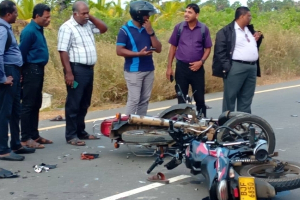 யாழில் இன்று இடம்பெற்ற கோர விபத்து; அரச உத்தியோகஸ்தர்களுக்கு நேர்ந்த கதி | Bike Accident That Took Place In Jaffna Today யாழில் இன்று இடம்பெற்ற கோர விபத்து; அரச உத்தியோகஸ்தர்களுக்கு நேர்ந்த கதி | Bike Accident That Took Place In Jaffna Today