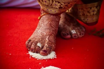 புதுப்பெண்ணை ஏன் வலது காலை எடுத்து வச்சு உள்ளே வா என்று சொல்கிறார்கள்....வியக்க வைத்த தமிழர்கள்!