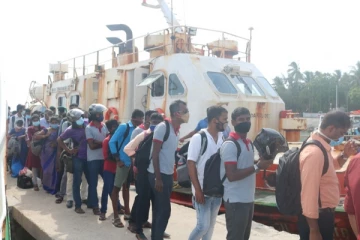 யாழ் நெடுந்தீவுக்கான பொதுப் போக்குவரத்தில் ஏற்பட்ட பெரும் சிக்கல்: மக்கள் பாதிப்பு (Photos)