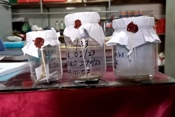 முல்லைத்தீவைச் சேர்ந்த குடும்பஸ்தர் வவுனியா பொலிஸாரால் கைது: நகைகளும் மீட்பு (Photos)