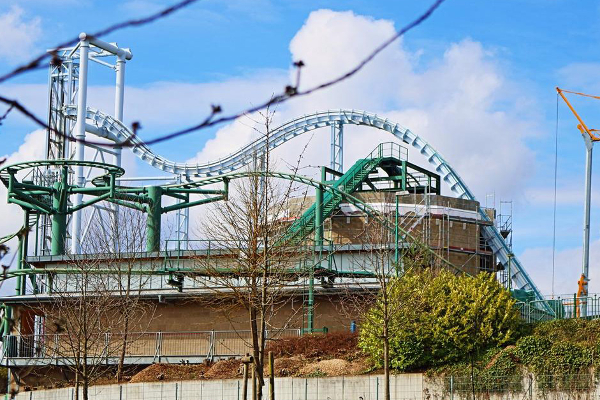 ரோலர்­கோஸ்­டரில் பய­ணித்­த பெண்ணிற்கு நேர்ந்த நிலை! | What Happened To The Woman Traveled Rollercoaster