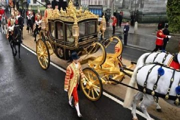 கோலாகலமாக தொடங்கிய மன்னர் சார்லஸ் இன் முடிசூட்டு விழா! இளவரசர் ஹாரியும் பங்கேற்பு