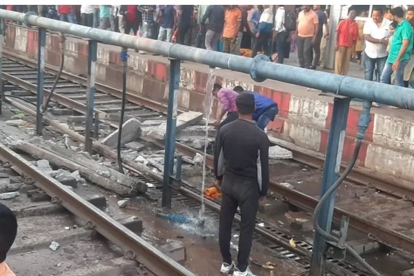திடீரென உடைந்து விழுந்த மேம்பாலம் உயிருக்கு போராடும் மக்கள் | Accident Maharashtra Train Station India