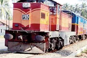 තරුණියන් දෙදෙනෙක් දුම්රියේ ගැටී සිදු වූ බරපතල අනතුර..