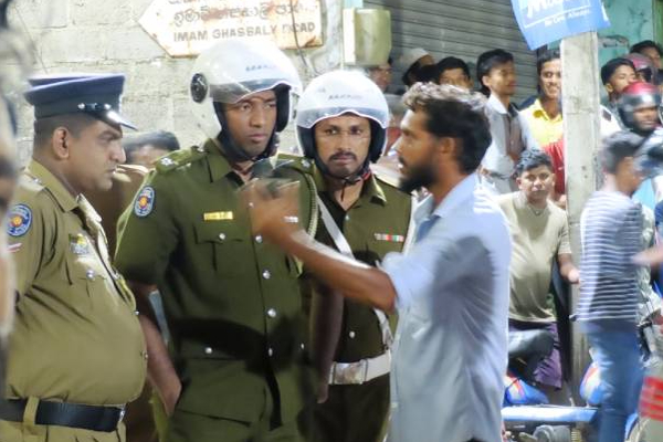 அம்பாறை எரிபொருள் நிரப்பு நிலையத்தில் திடீரென ஏற்பட்ட குழப்ப நிலை! | Sudden Chaos At Ampara Petrol Station People Road