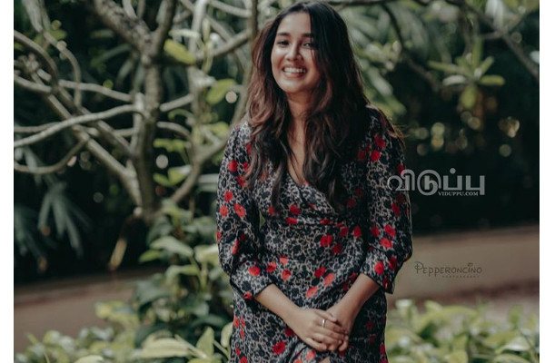 18 வயதில் நடிகையானது கிளாமர் ஆட்டத்தை ஆடும் அஜித்தின் ரீல் மகள் அனிகா!! புகைப்படம்.. | 18 Years Old Actress Anikha Latest Glamour Photos