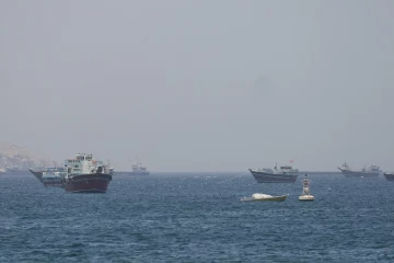 7 ஈரான் படகுகளை சுட்டு வீழ்த்தியது அமெரிக்கா; ஹோர்முஸ் நீரிணையில் பதற்றம்