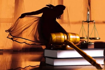 மலைப்பாம்புடன் நடனமாடிய யுவதி ; நீதிமன்றின் அதிரடி உத்தரவு