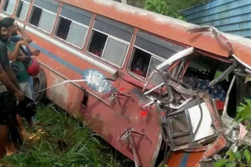 விபத்தில் பாடசாலை மாணவர்கள் உட்பட 9 பேர் காயம்