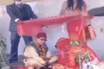 குங்குமம் வைக்க சென்ற மணமகனுக்கு அரங்கேறிய கொடுமை: இப்படியா பழிவாங்குவது?