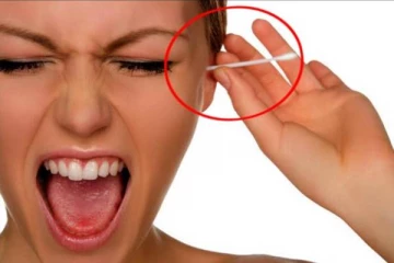 காதுக்குள் அழுக்கு சேர்ந்தால் இப்படி சுத்தம் செய்பவரா நீங்கள்? அதில் உள்ள ஆபத்துகளை தெரிஞ்சிகோங்க