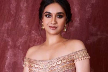 கீர்த்தி சுரேஷ் வெளியிட்ட கவர்ச்சி புகைப்படம்! நிரூபர்களுக்கு அளித்த நக்கலான பதிலால் சர்ச்சை