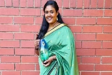 அவுஸ்திரேலியாவில் அரச விருதினை வென்ற தமிழ் பெண் (PHOTO)