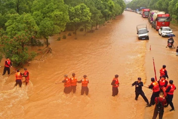சீனாவில்   பல இடங்களில் நிலச்சரிவு