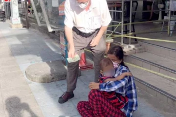 சாலையில் பிச்சையெடுத்தபடி குழந்தைக்கு தாய்ப்பால் கொடுத்த இளம்பெண்ணுக்கு நேர்ந்த நிலை! நடந்தது என்ன? வெளியான புகைப்படங்கள்