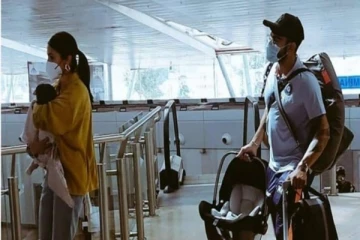 குடும்ப தலைவராக பொதுவெளியில் காட்சி கொடுத்த விராட் கோஹ்லி! மனைவி, குழந்தையுடன் சென்ற அழகிய புகைப்படம்