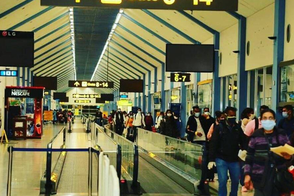 கட்டுநாயக்க விமான நிலையத்தில்  சிக்கிய மூவர்! | Three Trapped At Katunayake Airport