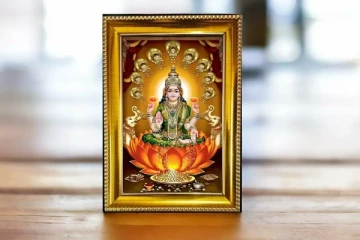 வீட்டில் லட்சுமி படத்தை மறந்தும் இந்த திசையில் வைத்துவிடக்கூடாது