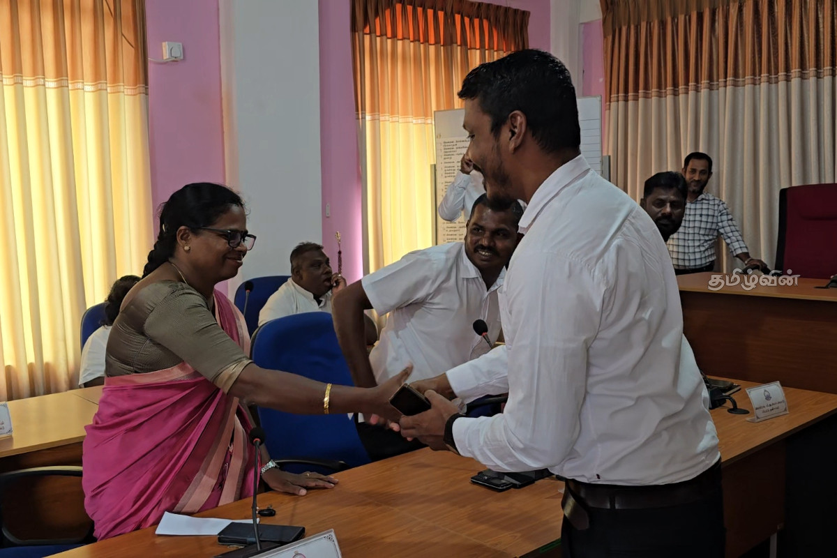 மூதூர் பிரதேச சபையின் புதிய தவிசாளராக M. T. M. தாஹிஸ் தெரிவு | Dahis Elected As New Chairman மூதூர் பிரதேச சபையின் புதிய தவிசாளராக M. T. M. தாஹிஸ் தெரிவு | Dahis Elected As New Chairman