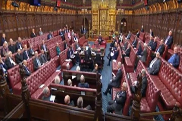 பிரித்தானிய பாராளுமன்றத்தில் திடீரென கூச்சலிட்ட ஆர்ப்பாட்டக்காரர்களால் குழப்பம்