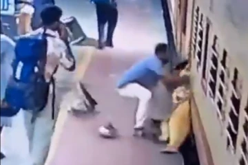 Viral Video: ஓடும் ரயிலில் இருந்து இறங்கிய பெண்... ஹீரோவாக மாறிய இளைஞரின் தில்லான காட்சி