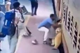 Viral Video: ஓடும் ரயிலில் இருந்து இறங்கிய பெண்... ஹீரோவாக மாறிய இளைஞரின் தில்லான காட்சி