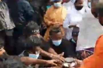முள்ளிவாய்க்காலில் சேகரிக்கப்பட்ட மண்! மாணவர் ஒன்றியத்திடம் ஒப்படைப்பு