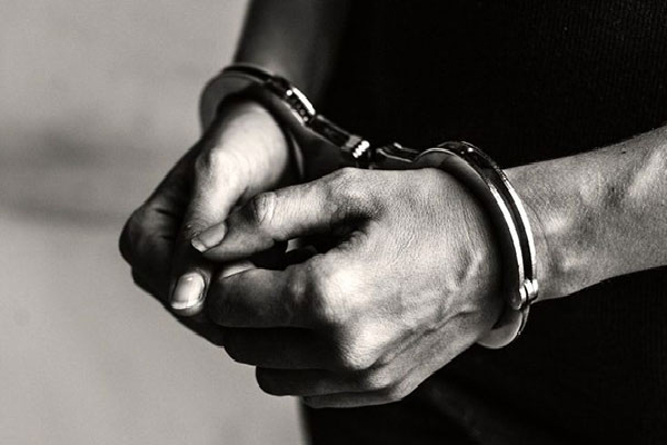 சட்டவிரோதமாக சிகரெட் கடத்திய  ஐவர் கைது! - ஐபிசி தமிழ்