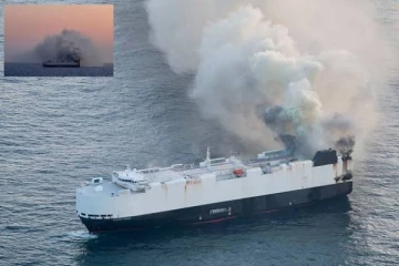 3,000 வாகனங்களுடன் பயணித்த சரக்குக் கப்பலில் பயங்கர தீ! பசிபிக் பெருங்கடலில் 22 பேர் மீட்பு