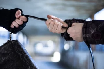 ව්‍යාපාරිකයකුගේ ගෙල මිරිකා  බෑගයක් කොල්ලකෑ අරගලයේ ක්‍රියාකාරී සාමාජිකයා..?