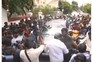 நடிகர் விஜய் செல்லும் காரை சூழ்ந்த ரசிகர்கள் - காரின் பின்னாலே ஓட்டம்