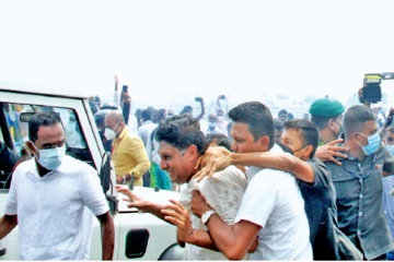 அரசியல்வாதிகள் பலர் சென்ற போதும் சஜித் மீது மாத்திரம் தாக்குதல்! சந்தேகம் வெளியிடும் பாதுகாப்பு செயலாளர் (Photos)