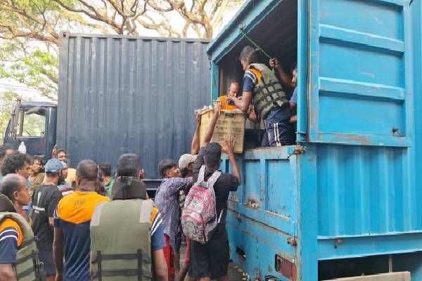 புத்தளத்தில் வெள்ளத்தினால் பாதிக்கப்பட்ட குடும்பங்களின் எண்ணிக்கை மேலும் அதிகரிப்பு | Affected By Floods In Puttalam Continues Increase புத்தளத்தில் வெள்ளத்தினால் பாதிக்கப்பட்ட குடும்பங்களின் எண்ணிக்கை மேலும் அதிகரிப்பு | Affected By Floods In Puttalam Continues Increase