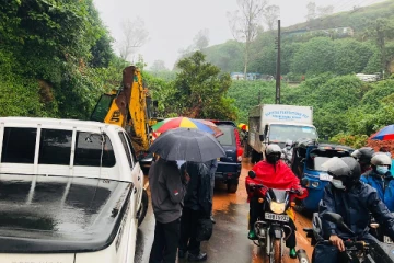 சீரற்ற காலநிலை; பிரதான வீதியில் பாரிய மண்சரிவு