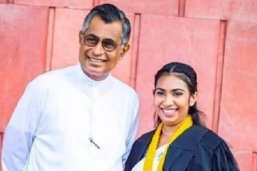 இலங்கையில் பலரையும் வியக்க வைத்த  பிரபல அரசியல்வாதியின்  மகள்!