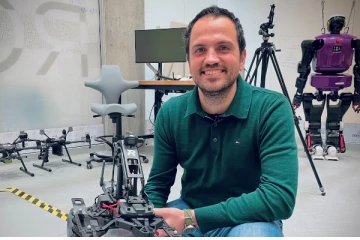 கனடாவில் இசையை வண்ண ஒளியாக மாற்றும் ரோபோக்கள்