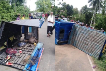 පාසල් සිසුන් සමඟ ලොරිරථයක් පෙරළී යයි..10කට තුවාල...02ට බරපතලයි.(PHOTOS)