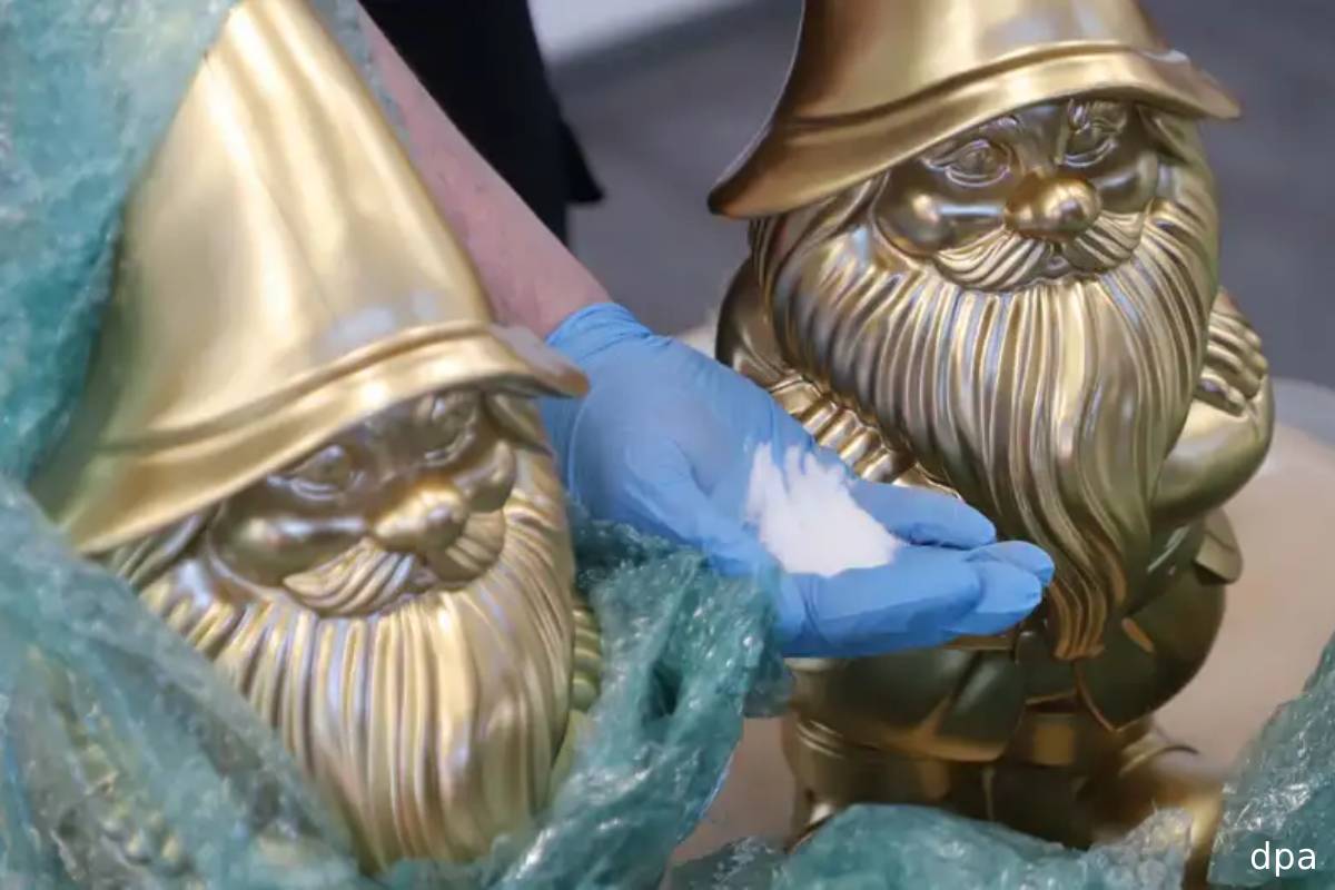 ஜேர்மனியில் வாகன சோதனையின்போது தப்பியோட முயன்ற பிரித்தானியர்: அவரது சூட்கேஸிலிருந்த பொருள் | German Custom Catch Ketamine In Golden Toys ஜேர்மனியில் வாகன சோதனையின்போது தப்பியோட முயன்ற பிரித்தானியர்: அவரது சூட்கேஸிலிருந்த பொருள் | German Custom Catch Ketamine In Golden Toys